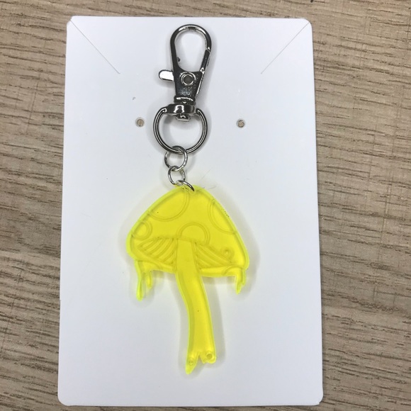 Yellow trippy mushroom keychain - Picture 1 of 1